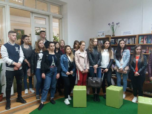 Студенти в читальному залі бібліотеки